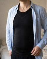 Débardeur sculptant Belyform porté sous une chemise ouverte